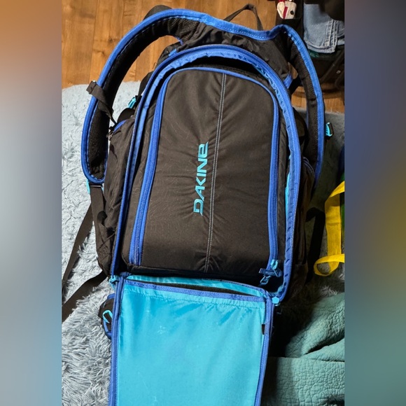 Dakine Snow Camera Backpack - Picture 10 of 14